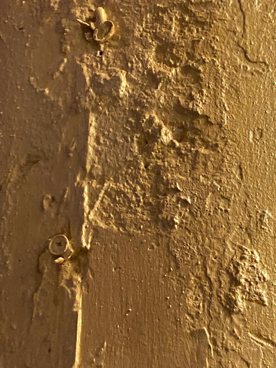 Nahaufnahme der goldenen Oberfläche mit sichtbarer Struktur und Pinselzug