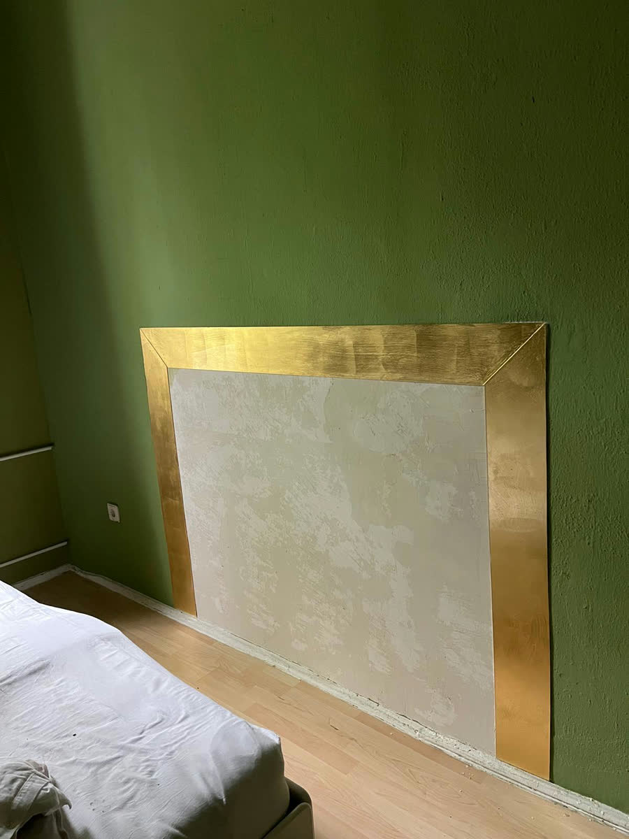 Derselbe vergoldete Rahmen bei seitlich einfallendem Licht, das Gold spiegelt heller